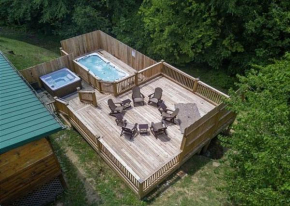 6BR w Outdoor POOL Just 3 Min to Pigeon Forge! FREE Attraction Tickets Gameroom HOT TUB